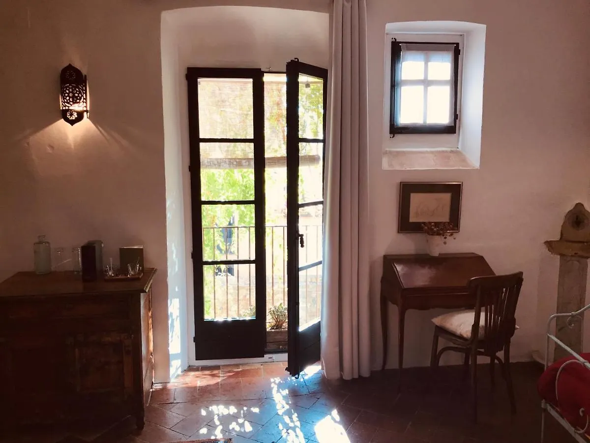 Casa Migdia Bed & Breakfast Sant Jordi Desvalls 3*,  Spain